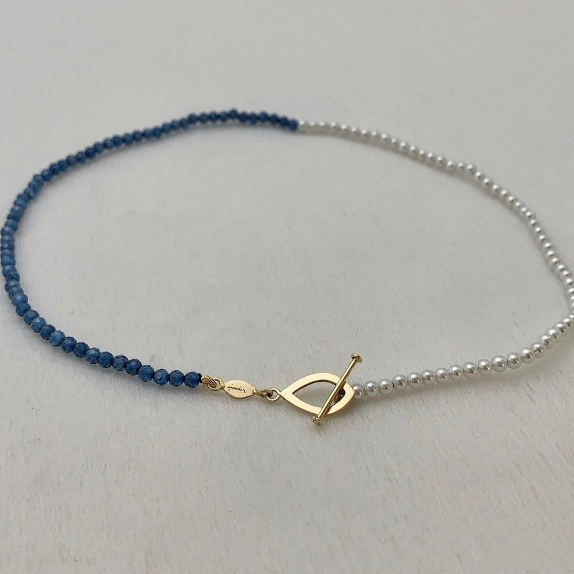 Half in stones leaf lock